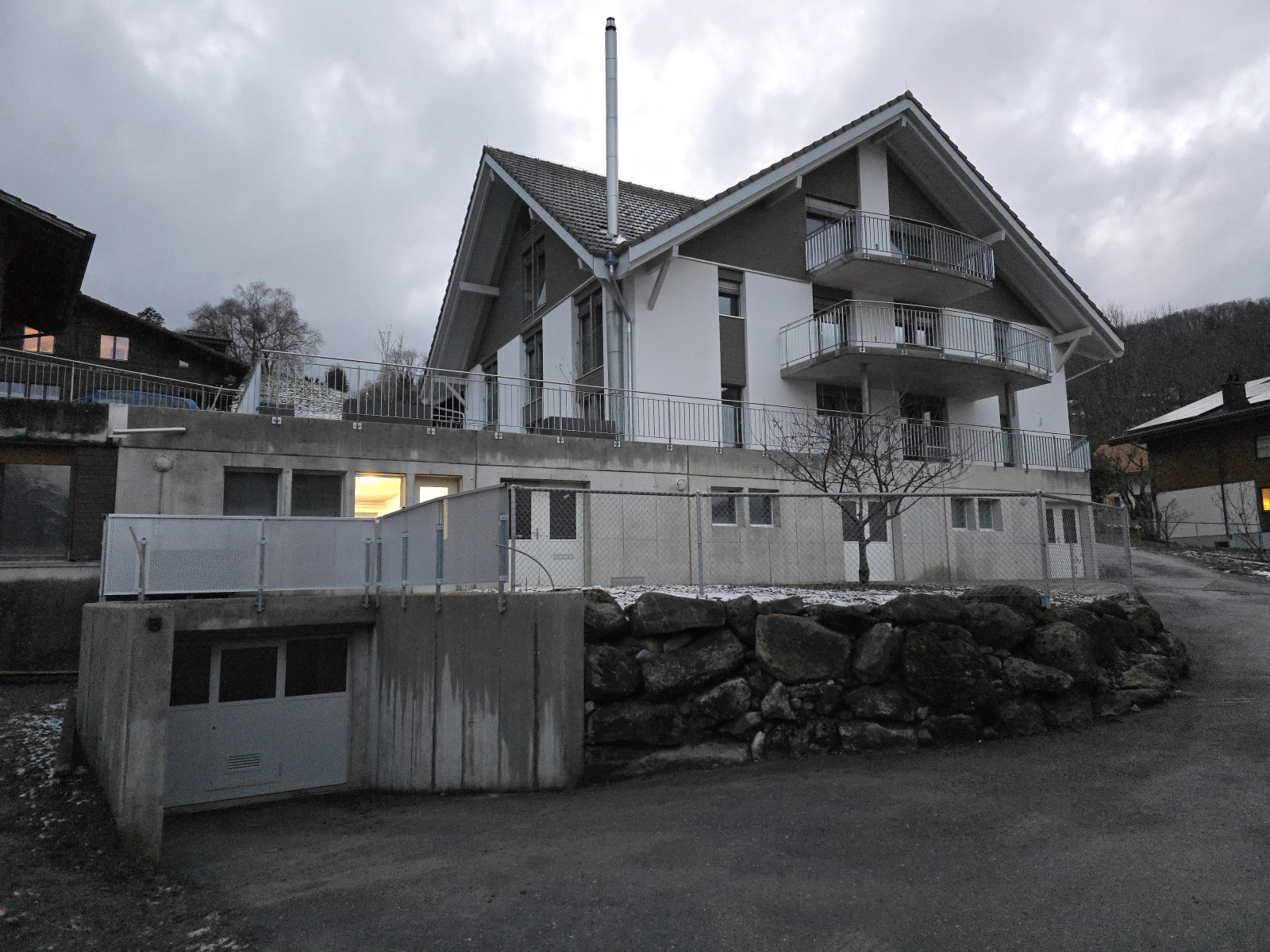 Spiez von aussen mit Tiefgarageneinfahrt