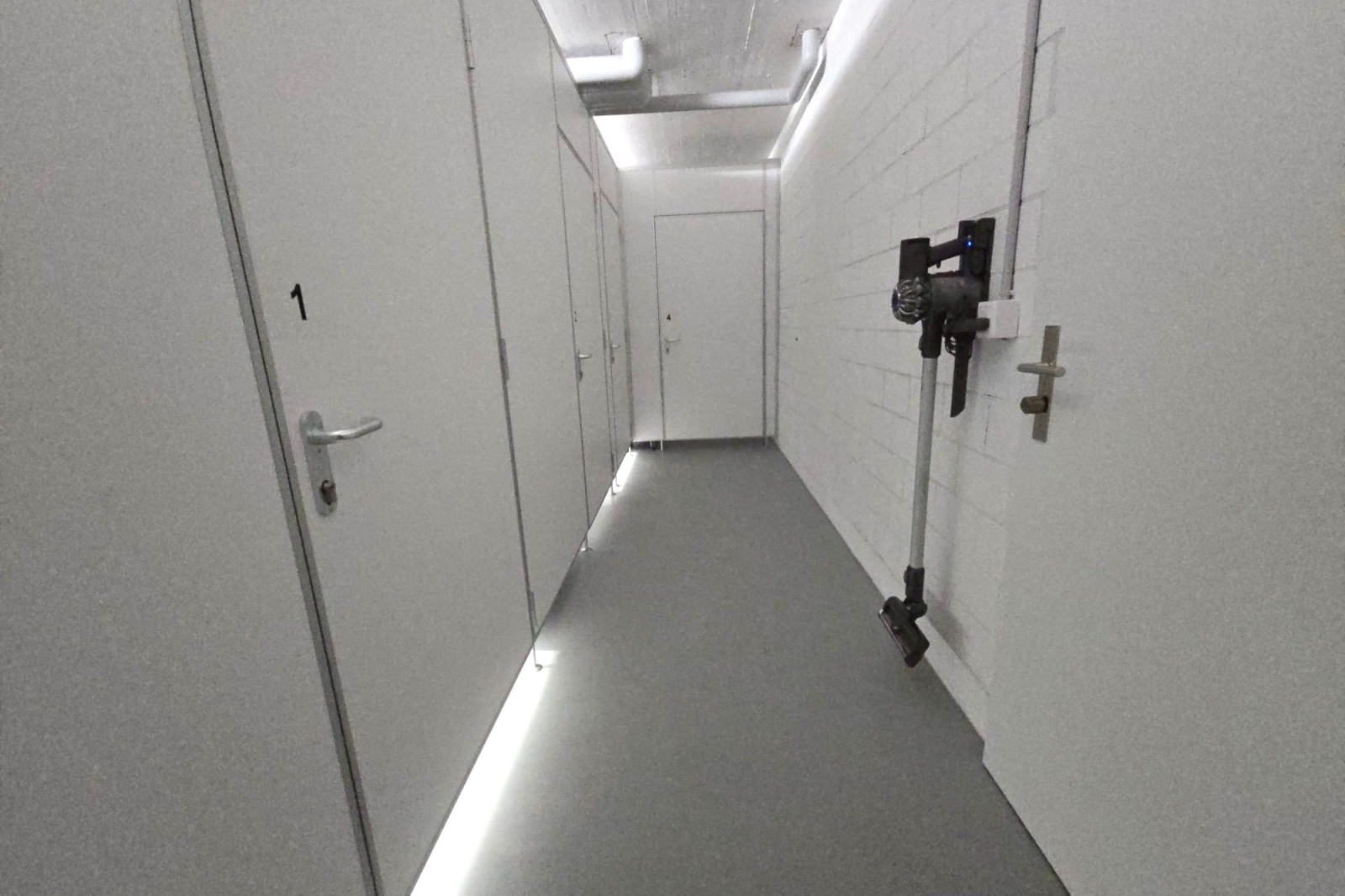 Gang mit Staubsauger