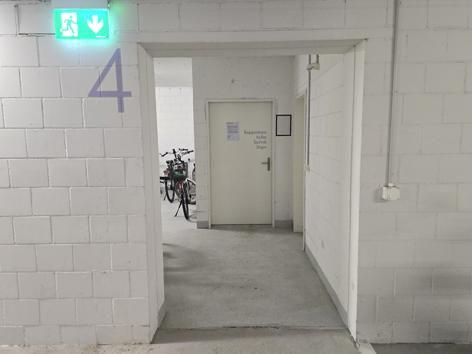 Eingang innen durch Tiefgarage Augst Rhygarten 4